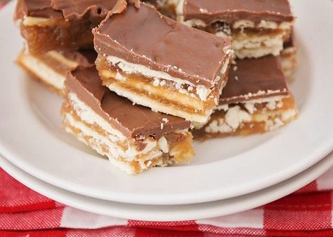 Simple Toffee Recipe Easy Toffee Recipe, Club Cracker, Salty Sweet Desserts, Easy Toffee, Holiday Treats Recipes, Butter Desserts, Club Crackers, Christmas Eats, Kit Kat Bars