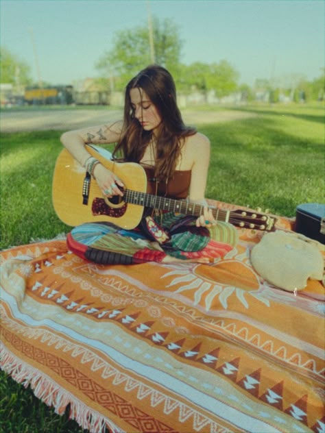 Hippiecore Aesthetic, 70s Hippie Hair, 70s Hippie Aesthetic, Hippie Photoshoot, Boho Guitar, Boho Hippie Aesthetic, Hippy Aesthetic, Mundo Hippie, Aesthetic 70s