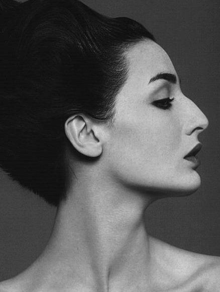 Erin O'Connor Roman Noses, Greek Nose, Hooked Nose, Erin O'connor, Big Nose Beauty, Nose Shapes, Unique Faces, Face Reference, Big Noses