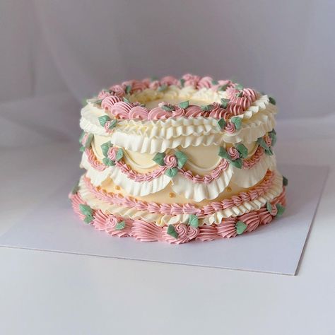 #sweets #desserts #sobremesa #doces #cake #bolo Cake Minimalist, Tårta Design, Lemon And Raspberry, Vintage Pasta, Minimalist Cake, Bolo Vintage, Birthday 30, Vintage Birthday Cakes, Pastel Cakes