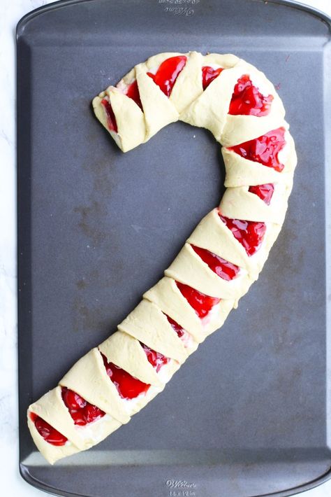 candy-cane-crescent-roll-breakfast-pastry-9 Croissant Candy Cane, Candy Cane Strudel, Candy Cane Crescent Roll Pastry, Christmas Breakfast Board, Candy Cane Desserts, Salads Appetizers, Breakfast Pastry, Breakfast Crescent Rolls, Party Cooking