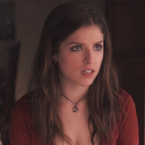 Beca Mitchell Outfit, Beca Mitchell Aesthetic, Beca Mitchell Pitch Perfect, Becca Pitch Perfect, Beca Pitch Perfect, Pitch Perfect Beca, Becca Mitchell, Beca Mitchell, Anna Kendrick Pitch Perfect