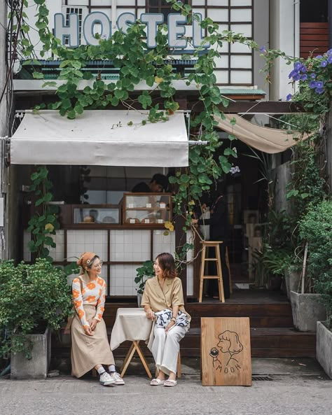 Coffee Shop Japan, Vintage Cafe Design, Cafe Plants, Asian Cafe, Vintage Coffee Shops, Cafe Japan, Cafe Exterior, Mini Cafe, Cafe Idea