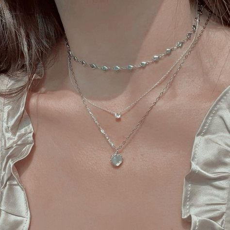 Necklaces Layering, Edgy Jewelry, Pretty Jewelry Necklaces, Layered Chain, Fancy Necklace, Layering Necklaces, Jewelry Accessories Ideas, Neck Jewellery, Girly Accessories