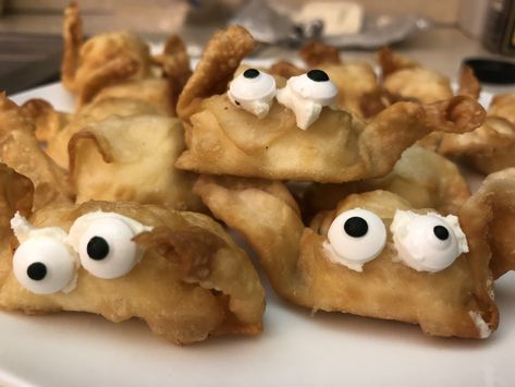 Wonton Bats Recipe, Halloween Bat Recipes, Wonton Bats, Halloween Bat Wings Food, Bat Snacks, Oven Baked Cream Cheese Wontons, White Mac And Cheese, Broccoli Cheese Bake, Buffalo Mac And Cheese