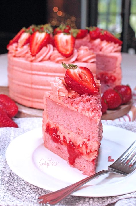 Strawberry Butter Cake, Vegan Strawberry Cake, Strawberry Vegan Cake, Vegan Fruit Cake, Strawberry Frosting Recipes, Lazy Cake, Delicious Strawberry Cake, Lemon And Coconut Cake, Dairy Free Cream Cheese