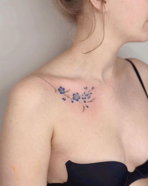 𝑬𝑽𝑨 𝑬𝑫𝑬𝑳𝑺𝑻𝑬𝑰𝑵 | 𝐓𝐚𝐭���𝐭𝐨𝐨 𝐀𝐫𝐭𝐢𝐬𝐭 (@eva_tattooist) • Instagram photos and videos Floral Tattoo Design Collarbone, Small Blue Flower Tattoo, Periwinkle Flower Tattoo, Blue Bell Tattoo, Flower Tattoo Collar Bone, Collarbone Flower Tattoo, Blue Flowers Tattoo, Delphinium Flower Tattoo, Forget Me Nots Tattoo