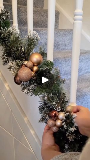 Christmas Banister, Candles Decoration, Christmas Staircase Decor, Christmas Stairs, Christmas Staircase, Diy Christmas Tree Topper, Minimalist Christmas Tree, Easy Christmas Decorations, Christmas Themes Decorations