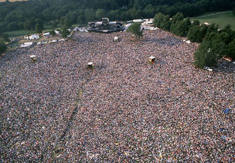 24 Pictures That Prove Freddie Mercury Was The Ultimate Rock Star Queen Concert, Future Concert, Concert Crowd, Mott The Hoople, Queen Videos, Concert Stage Design, A Kind Of Magic, Freddy Mercury, Singing Career