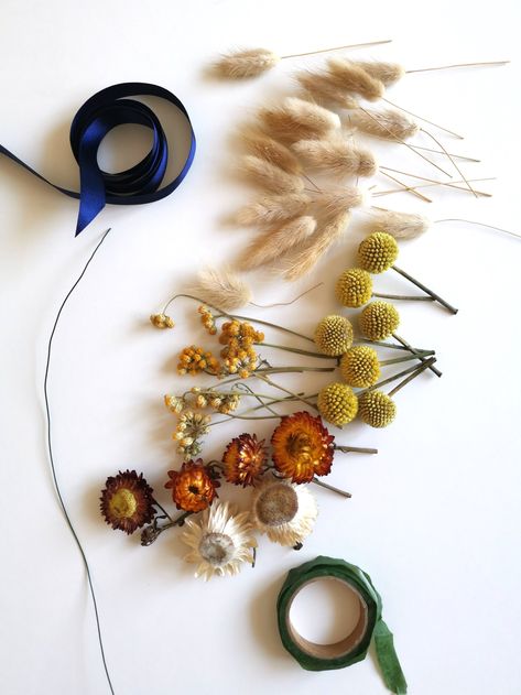 ingredients to make a dried flower hoop are out on display on a white table top. included are: craspedia, bunny tail grass, straw flowers, stem tape, blue satin ribbon and wire. Straw Flowers Craft, Strawflower Crafts, Cottagecore Diy Crafts, Cottagecore Diy, Dried Flower Wall, Headboard Alternative, Straw Flowers, Flower Picture Frames, Dinner Decor