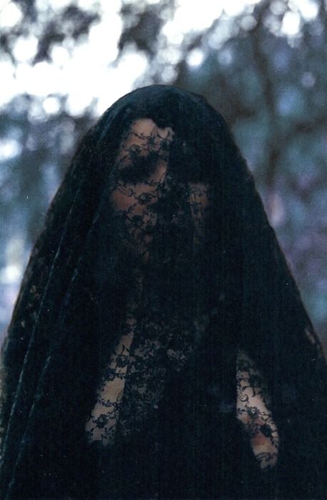 Nona Limmen, The Woman In Black, Under The Veil, Veiled Woman, Oh My Goddess, Lace Veils, Black Veil, Dark Photography, Dark Beauty