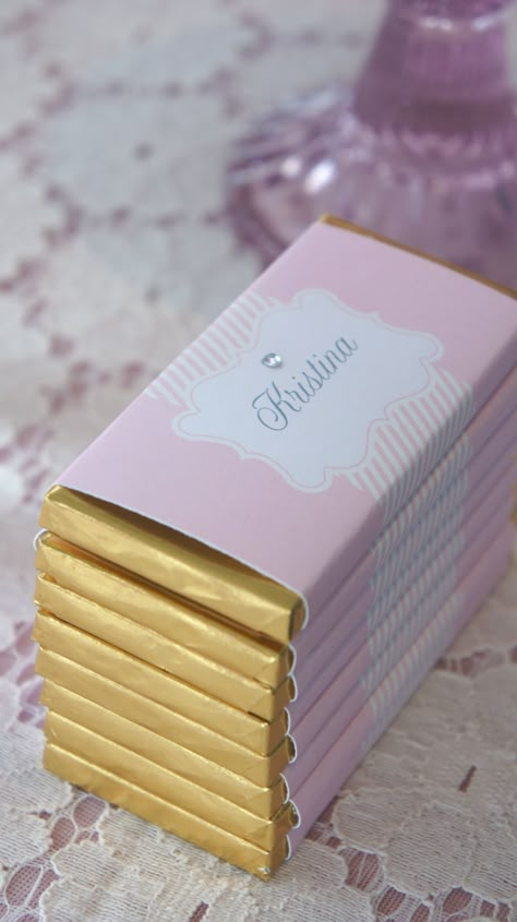 Personalized Chocolate Bars, Candy Bar Labels, Chocolate Wrapping, Packing Ideas, Soiree Dress, Party Projects, Chocolate Wrappers, Chocolate Design, Wedding Cakes With Cupcakes