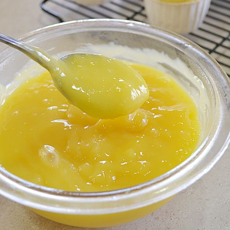 Lemon Glazed Cheesecake Lemon Glaze For Cheesecake, Lemon Sauce For Cheesecake, Lemon Topping For Cheesecake, Lemon Cheesecake Decoration, Glazed Cheesecake, Unbaked Cheesecake, Cream Cheese Pie Recipes, Cheesecake Decoration, Cheesecake Cake Recipes