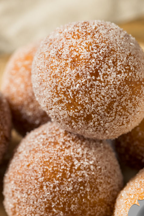 Air Fryer Doughnut Holes with Chocolate Sauce are a quick and easy breakfast treat, perfectly coated in cinnamon-sugar and served with a rich chocolate sauce for dipping! Homemade Donut Holes Air Fryer, Air Fryer Donut Holes Biscuits, Diy Donut Holes, Air Fryer Doughnut Holes, Cinnamon Sugar Donut Holes, Easy Breakfast Treats, Donut Hole Recipe, Blueberry Donuts, Making Donuts