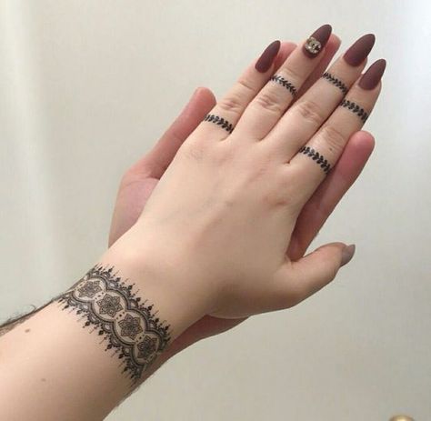 Henne Tattoo, Unique Henna, Finger Henna Designs, Tato Henna, Henna Tattoo Hand, Henna Art Designs, Simple Henna Tattoo, Beginner Henna Designs, Mehndi Design Pictures