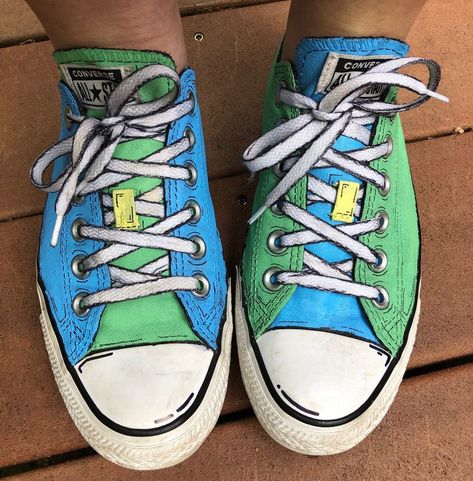 Cartoon Converse, Shoe Art Designs, Chucks Shoes, Tenis Converse, Shoes Cartoon, Painted Converse, Comic Costume, Painted Sneakers, Cartoon Shoes