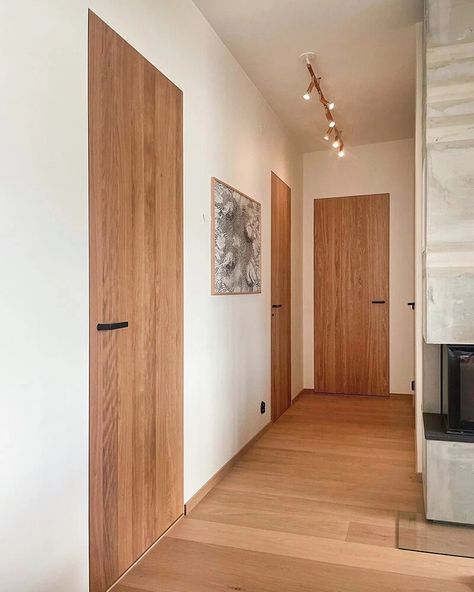 Mid Century Modern Interior Doors, Simple Modern Interior, Mid Century Modern Door, Oak Interior Doors, Home Hall Design, Living Room Door, Doors Interior Modern, Wooden Doors Interior, Doors And Floors