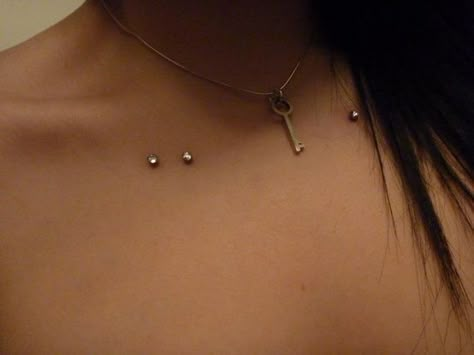 Also known as a #microdermal piercing or a single-point piercing, a #dermal piercing is one that lies on any flat surface of the body and is held in place with a dermal anchor that is installed underneath the skin. A dermal piercing can be done one of two ways: with a dermal punch or with a needle. #Dermalpiercing Collar Bone Piercing, Piercing Surface, Microdermal Piercing, Face Piercings, Cool Piercings, Cute Piercings, Dermal Piercing, Piercings Unique, Tragus Piercing