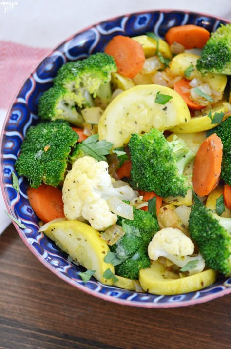 This fresh sauteed vegetables recipe is an easy side! Pick your favorite mixed veggies and serve with chicken, beef or fish for a dinner everyone will love. #sidedish #saute #vegetables Vegetable Recipes Side, Mixed Vegetable Recipes, Sauteed Vegetables Recipe, Mix Vegetable Recipe, Fresh Vegetable Recipes, Vegetable Side Dishes Healthy, Snack Sani, Vegetable Side Dishes Recipes, Healthy Recipes Easy Snacks