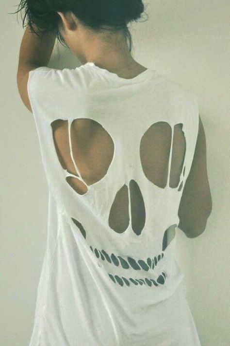 Cut Tshirt Diy, Tee Shirts Diy, Cut Shirt Designs, Diy Cut Shirts, Diy Skulls, Cutout Shirts, Cut Up Shirts, Diy Clothes Refashion, Diy Clothes Design