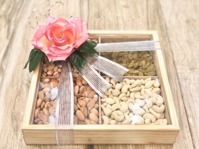 Photo By Sindhi Dry Fruits - Favors Fruits Packing Ideas Gift Basket, Wedding Dry Fruits Packing, Dry Fruits Tray Decoration, Dryfruit Hampers Ideas, Dry Fruits Box Packing Ideas Gift, Dry Fruit Decoration Ideas, Dry Fruit Packing Ideas, Dry Fruits Packing Ideas Gift Basket, Dryfruits Packing Ideas For Wedding