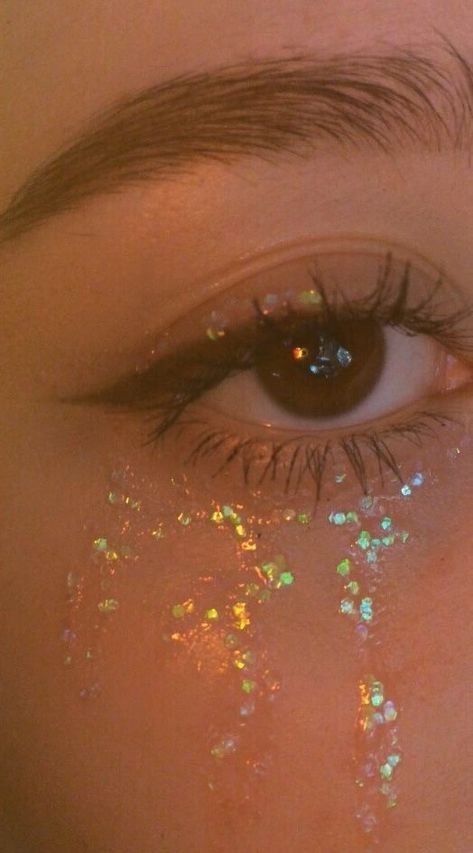 Cute Euphoria Makeup, Euphoric Eye Makeup, How To Do Euphoria Makeup, Euphoria Make Up Ideas, Make Up Inspo Euphoria, Face Art Makeup Aesthetic, Euphoria Makeup Easy, Euphoria Party Looks, Euphoria Outfits Aesthetic