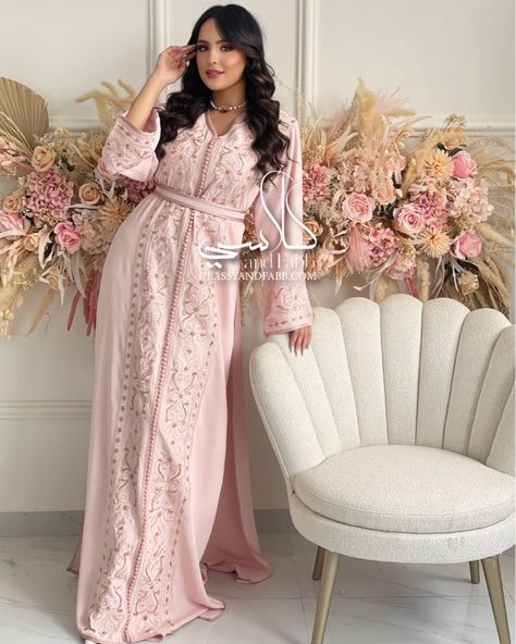 Pink moroccan caftan Caftan Dress Moroccan, Moroccan Pink, Pink Kaftan, Moroccan Caftan, Caftan Dress, Classy Dress, Pretty Dresses, Stylish Women, Bridesmaid Dresses