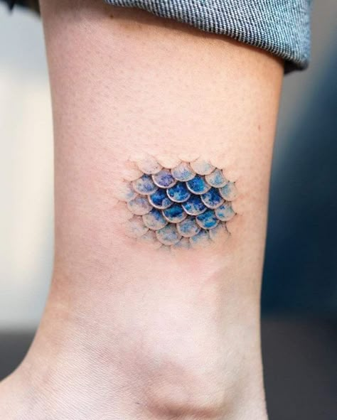 Mg Tattoo, Scales Tattoo, Mermaid Scales Tattoo, Botanisches Tattoo, Daughter Of The Sea, Scale Tattoo, Blue Tattoo, Tasteful Tattoos, Tatuaje A Color