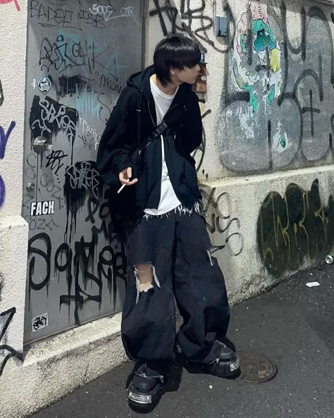 Japanese Aesthetic Outfits Men, Japanese Y2k Fashion Men, Japanese Street Fashion Grunge, Baggy Outfits Men, Emo Boy Outfits, Kpop Streetwear, Grunge Japanese, Alt Streetwear, Skater Boy Outfits