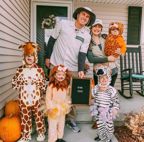 42 Awesome Family Halloween Costumes That You'll Want to Try - Just Simply Mom Costume Halloween Famille, Family Costumes For 3, Matching Family Halloween Costumes, Family Halloween Costume Ideas, Family Themed Halloween Costumes, Family Halloween Costume, Themed Halloween Costumes