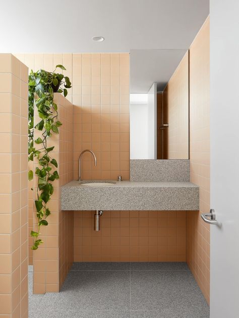 Home Tour | RSB Residence by Davidov Architects | est living Backsplash For Bathroom, Bathroom Granite, White Vessel Sink, Mid Century Architecture, Backsplash Designs, Melbourne House, Bathroom Tile Designs, Mid Century House, Contemporary Bathroom