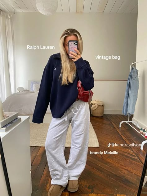 Elevated Comfy Outfit, Light Blue Sweatpants Outfit, Comfy Study Outfit, Comfy Thanksgiving Outfit, Cozy Lounge Outfits, Outfit Jogging, Uggs Tasman, Amsterdam Outfit, Outfit With Uggs