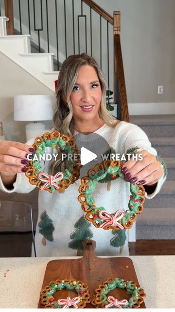 Kristin Miller | Creator | Dallas, TX on Instagram: "Christmas pretzel wreaths🥨Comment “sweet” to get supplies straight to your DMs! This christmas treat is so easy to put together and would be perfect for any holiday party or even to give as gifts! Save & share with a christmas-loving friend and follow along for more ideas🎄
•
INGREDIENTS:
* pretzels
* Green candy melts (or any color will do!)
* christmas sprinkles
* optional: peppermint bows (see previous video)

DIRECTIONS:
1. Melt candy wafers in the microwave for 30 seconds and stir until melted.
2. Dip half of the pretzel in the green melted candy and form a circle on parchment paper. Make sure each pretzel is stuck to each other. Repeat this step to make a second layer on top.
3. Add christmas sprinkles all over the pretzel wreath. Christmas Baking Kids Easy Fun, Christmas Party Friends Ideas, Pretzel Wreath Christmas, Classroom Christmas Party Food, Peppermint Bows, Pretzel Wreaths, Pretzel Wreath, Holidays Drinks, Christmas Party Friends