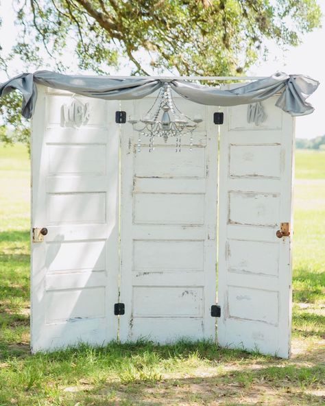 Trifold Door, Old Door Photo Backdrop, Old Door Backdrop, Vintage Door Wedding Backdrop, Antique Door Backdrop, Wedding Picture Backdrop Old Doors, Distressed Doors, Door Backdrop, Wedding Alter