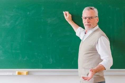 Profesor mayor de sexo masculino que exp... | Free Photo #Freepik #freephoto #profesor-pizarra #escritura-pizarra #profesor #pizarra-colegio Male Professor, Facial Expressions Drawing, Green Chalkboard, Teacher Photo, Male Teacher, Teacher Boards, Reading Teacher, High School Teacher, School Photos