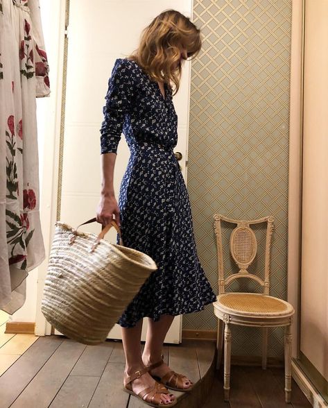 Cute print wrap dress. Dark Blue Midi Dress, Classic Midi Dress, Navy Blue Midi Dress, Plus Size Vintage, Navy Midi Dress, Vestidos Vintage, Looks Chic, Blue Midi Dress, 가을 패션