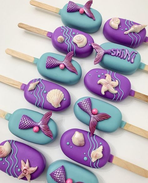 Aesthetically Pleasing Cakes 😍 on Instagram: “Loving these mermaid #cakesicles by @crazepop 💜💙💜💙💜💙 ⚡️ ⚡️ ⚡️ ⚡️ #mermaidtails #cakesicles #cakesiclesofinstagram #cakesicle #cakepopsicles…” Mermaid Cupcake Cake, Mermaid Cake Pops, Popsicles Cake, Ice Cream Cake Pops, Mermaid Birthday Party Decorations, Mermaid Cupcakes, Mermaid Birthday Cakes, Anniversaire Diy, Chocolate Covered Treats