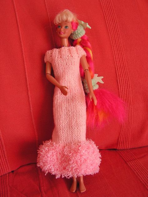 Vêtements pour poupées Barbie - kekeli bricole Barbie Knitting Patterns, Crochet Barbie Clothes, Barbie Clothes Patterns, Doll Dress Patterns, Doll Clothes Barbie, Barbie Diy, Barbie Girl, Barbie Clothes, Baby Beanie