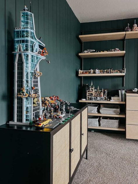 A simple idea for displaying large LEGO sets Bluray Storage Ideas, Lego Display Cabinet, Lego Display Shelves, Men Interior Design, Lego Disney Castle, Lego Room Ideas, Lego Display Ideas, Lego Display, Ikea Shelves