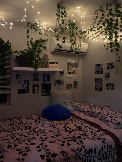 Cute Light Ideas For Bedroom, Vines And Fairy Lights In Bedroom, Vines And Lights Bedroom, Vine Fairy Lights Bedroom, Fairy Lights Design, Bedroom Decor Fairy Lights, Room With Lots Of Lights, Room Leaf Decor, Vines Hanging Over Bed