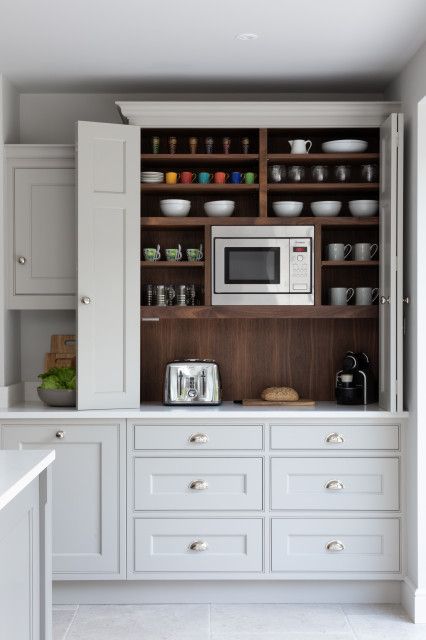 Kitchen Panelling, Kitchen Shaker Cabinets, Shaker Cabinets Kitchen, Kitchen Coffee Bar Ideas, Kitchen Orangery, Glass Upper Cabinets, Baking Center, White Tile Kitchen Backsplash, Gray Shaker Cabinets