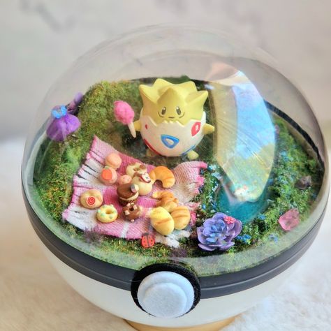 Togepi enjoying a picnic with his favorite foods ♡ Cute Terrarium, Pokeball Terrarium, Chris Moyles, Pokemon Terrarium, Video Game Room Design, Pokemon Party, Clay Baby, Video Game Room, Barbie Accessories