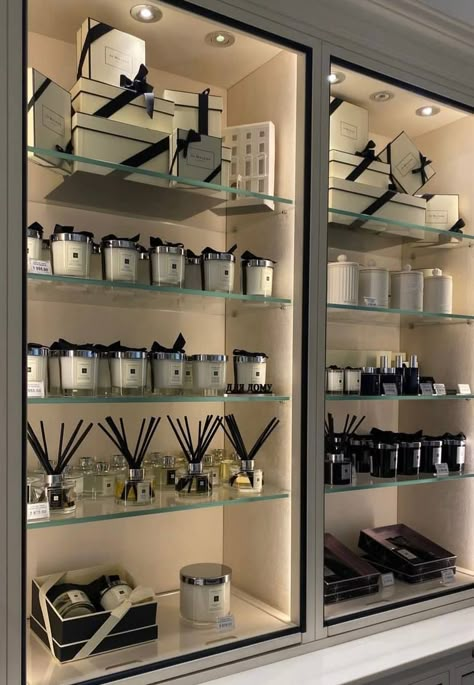 Perfumes Display Ideas, Candle Store Aesthetic, Home Candle Studio, Candle Shop Interior, Candle Store Display, Perfume Room, Fragrance Display, Candle Packaging Design, Fragrance Store