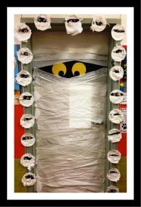 halloween-door-decoration-idea-for-kid Porta Halloween, Halloween Classroom Door, Halloween Diy Door, Halloween Front Doors, Halloween Classroom, Halloween Door Hangers, Door Decorating, Diy Halloween Decor, Adornos Halloween