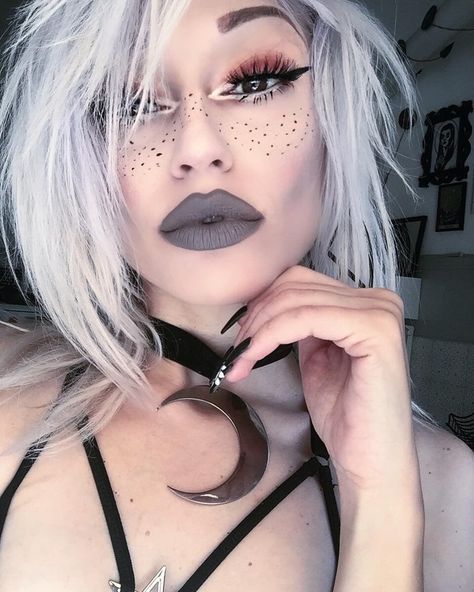 Makeup Looks For Halloween, Moon Queen, Edgy Makeup Looks, Makeup Lights, Pro Makeup Artist, Dark Eye Makeup, Grey White Hair, Witch Makeup, Hollywood Mirror