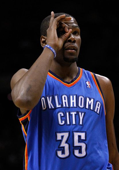 1 person Kevin Durant Okc, Athlete Style, Durant Oklahoma, Durant Nba, Dwyane Wade, Basketball Legends, Western Conference, Basketball Pictures, Oklahoma City Thunder