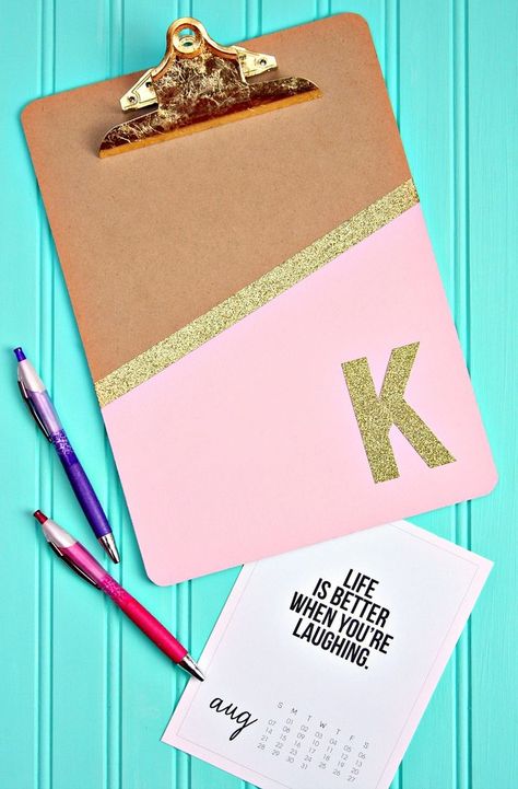 These personalized clipboards are fun and glittery. Make one for yourself, your friends, co-workers and your child's teacher. Clipboard Ideas, Clipboard Crafts, Diy Clipboard, Clipboard Decorating, Escuela Diy, Personalized Clipboards, Projets Cricut, Teachers Diy, Diy School Supplies