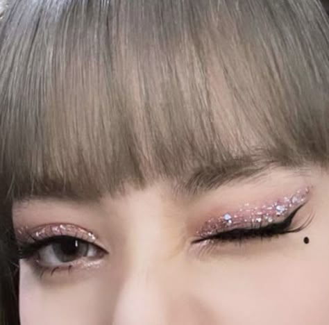 Lisa Eye Makeup, Lisa Eyeliner, Blackpink Makeup Look, Kpop Eye Makeup, Kpop Makeup Looks, Makeup Ideas Soft, Lisa Makeup, Coachella Makeup, Kpop Makeup