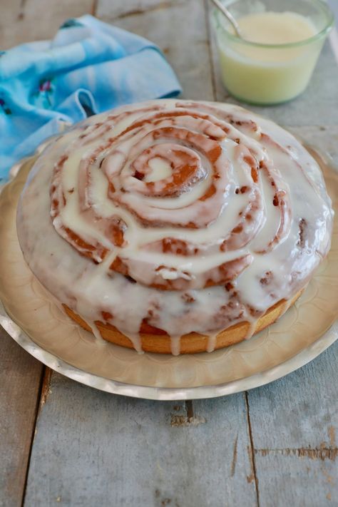 Cinnamon Roll Cake - Everything you love about cinnamon rolls but in a CAKE! Cinnabon Cinnamon Roll Cake, Cinnabon Cake, Cinnamon Roll Cheesecake, Cinnamon Roll Bread, Bigger Bolder Baking, Cinnamon Roll Cookies, Cinnamon Cake, Cinnamon Roll Cake, Kid Desserts