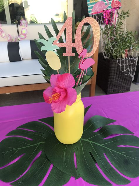 Luout Party, Hawaiian Party Centerpiece Ideas, Aloha Party Centerpieces, Aloha Centerpieces, Tropical Party Centerpieces, 40th Birthday Hawaiian Theme, 40th Luau Birthday Party, Hawaii 40th Birthday Party, Hawaiian Table Decorations